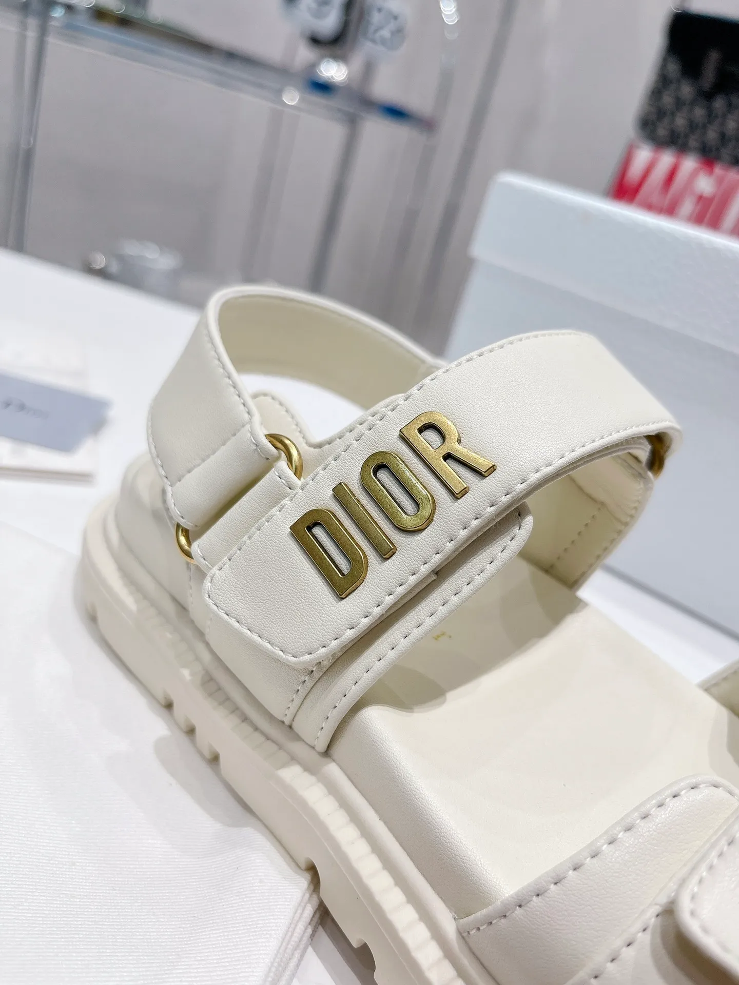 💕💕Factory direct selling price p440💕💕 Dior 2022 Dior new color Velcro sandals original replica, super durable and versatile, very comfortable on the feet, slim and white, more fragrant than the fragrant grandma model. Upper: original cowhide, lining: sheepskin lining, buckle: original d hardware buckle, outsole: original molded T💕💕factory direct price pU outsole Code number: 35～40#